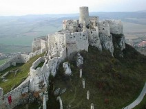 Viduramžių pilis pastatyta ant kalvos