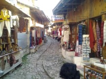 Akmenuota medinio turgaus gatvelė - vienas iš Osmanų laikų palikimų